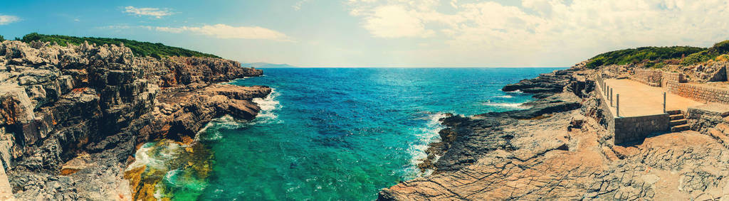 视图的科托尔湾和亚德里亚海的入口处。海尔诺维，黑山。在黑山，在武士的野生海滩