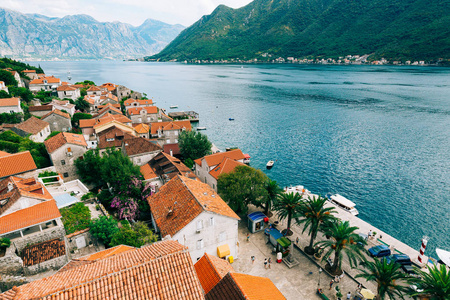 Perast 认为，从这座塔。从高处，从茶的照片