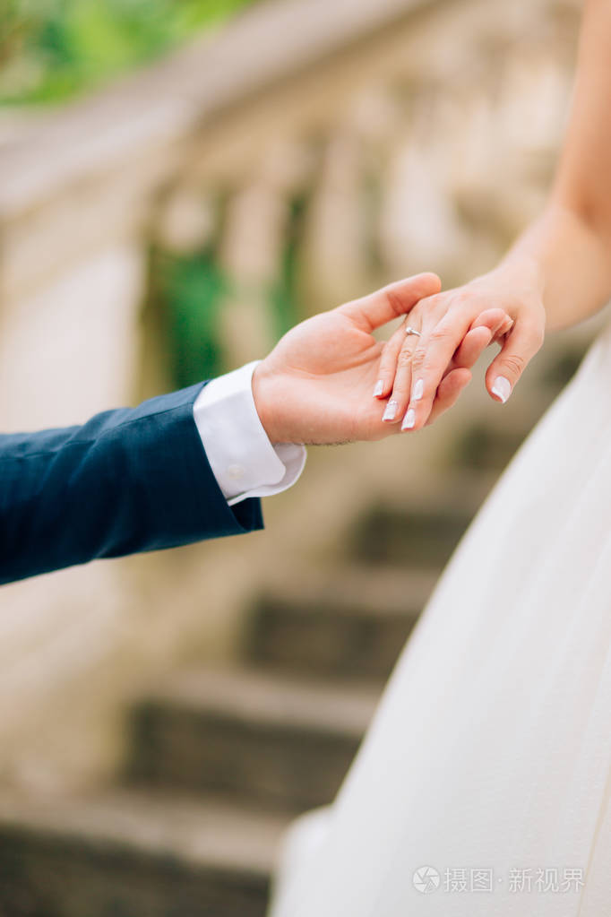 这对新婚夫妇牵手手牵着手的情侣婚礼在蒙特