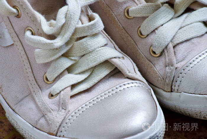 旧的白色运动鞋