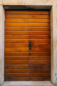 旧的黄色 棕色 红色门。木材纹理
