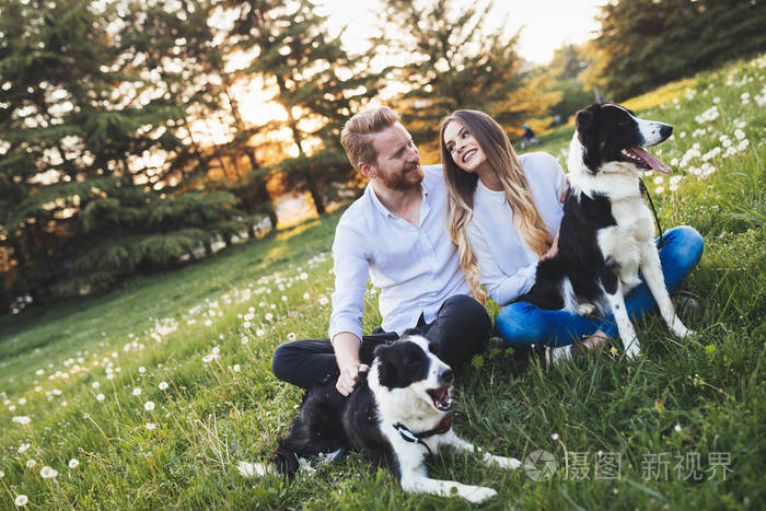 美丽的夫妇遛狗