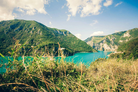 黑山自然旅游背景的复配峡谷。峡谷中普卢日内