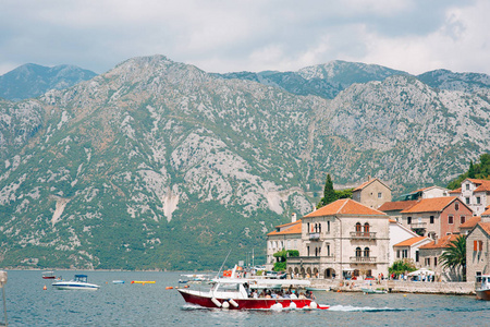 旧镇的 Perast 上的科托尔湾 黑山海岸。Th