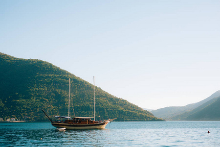 木制帆船。黑山，科托尔湾