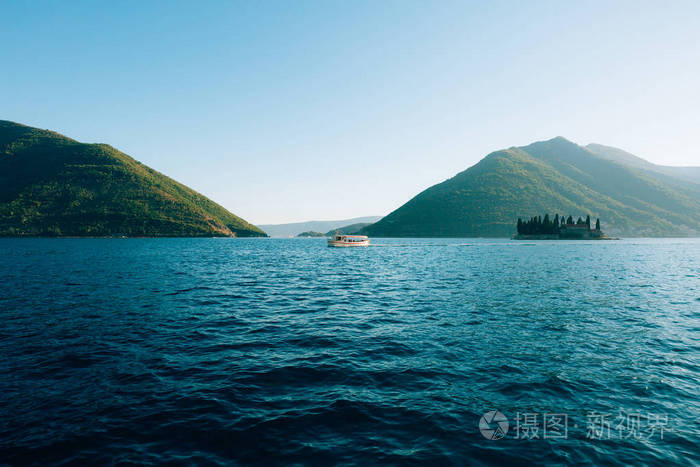 科托尔湾的船。黑山，亚得里亚海的水