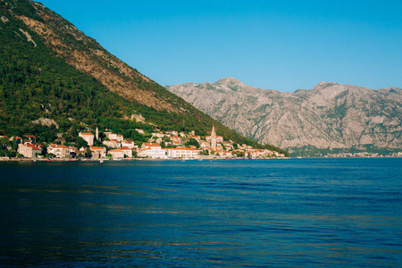 旧镇的 Perast 上的科托尔湾 黑山海岸。Th