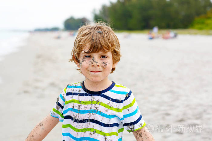 运行在海洋沙滩上的小小孩男孩