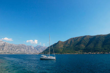 帆船上，在古代的 Perast 镇的科托尔湾，Monteneg