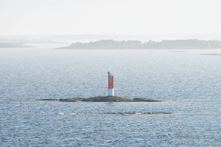 海道小岩石上的红色灯塔