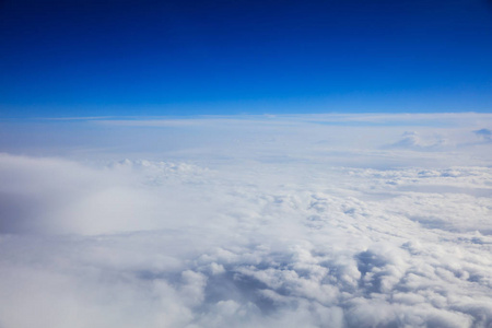 蓝蓝的天空和云彩从飞机窗口查看