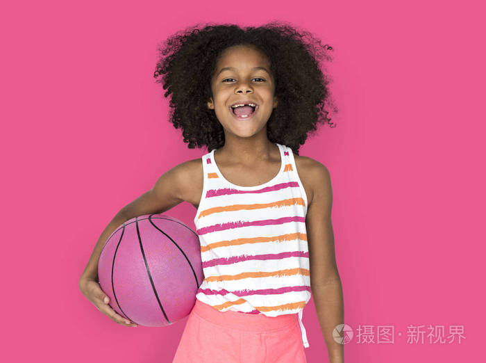 非洲女孩抱着篮球球
