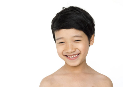 裸着上身微笑亚洲男孩