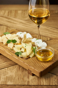 奶酪板用蜂蜜和红酒