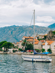 帆船上，在古代的 Perast 镇的科托尔湾，Monteneg