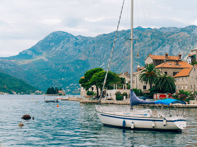 帆船上，在古代的 Perast 镇的科托尔湾，Monteneg