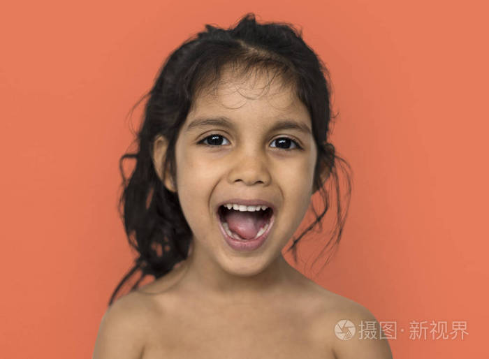 小女孩用张开的嘴巴