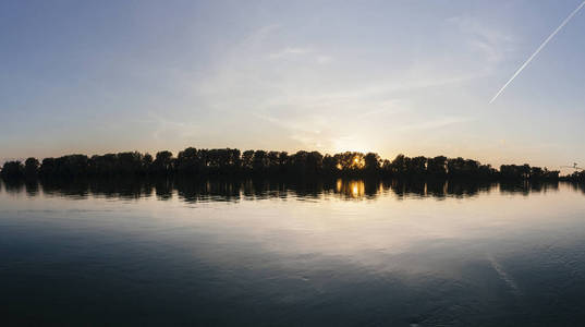 日落时在河上的风景