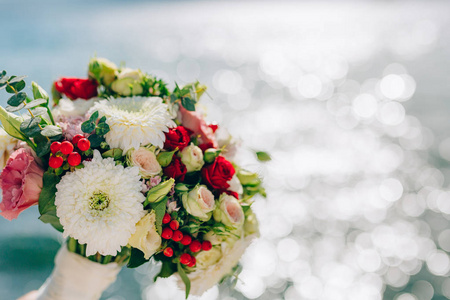 新娘捧花的玫瑰和菊花上背景组织
