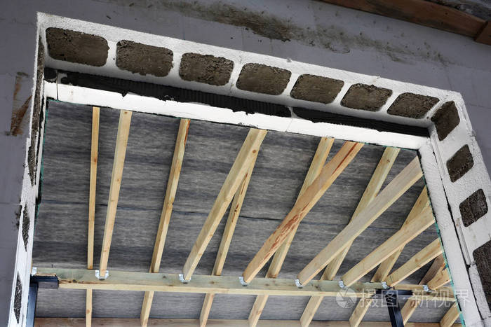房屋建筑.安装的木梁在施工屋顶桁架体系.
