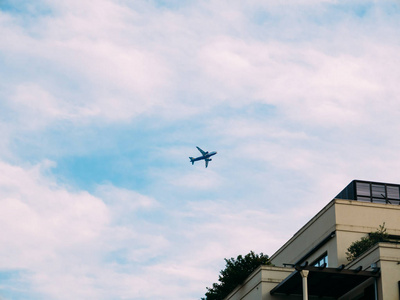 飞机在天空中