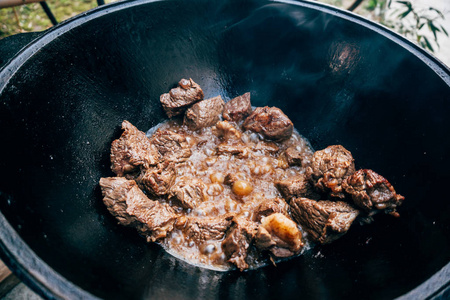 做饭的大锅的抓饭。只有在大锅肉。国际剑联