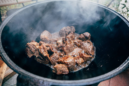 做饭的大锅的抓饭。只有在大锅肉。国际剑联