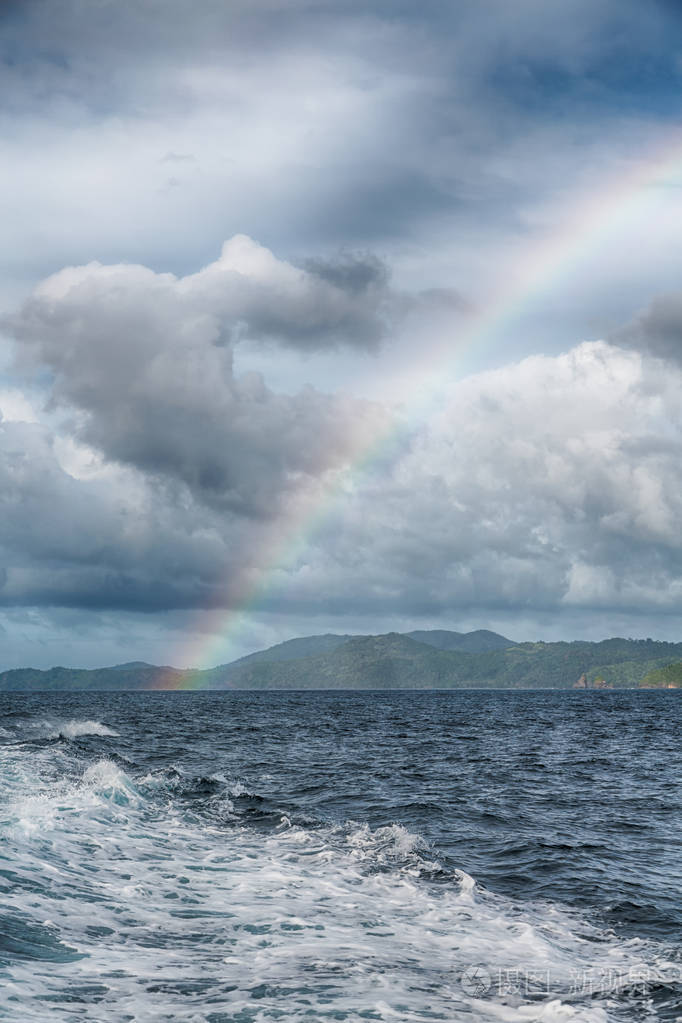 从海洋和岛屿的背景彩虹照片-正版商用图片0y9512-摄图新视界