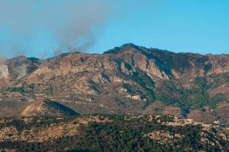 在下午的火山脉。在深山里抽烟