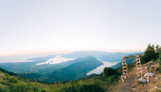 在黑山的婚礼。婚礼上装载 Lovcen，黑山拱