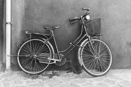 在黑色和白色的旧自行车