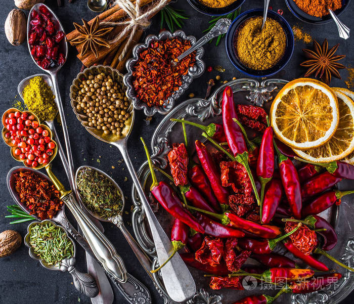 香料和佐料金属碗里食物和菜的配料c