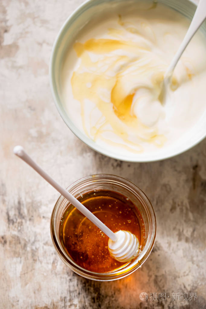 天然酸奶加蜂蜜
