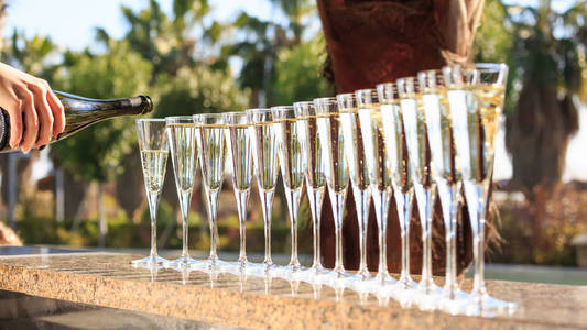 很多杯香槟或度假村池在芦墟附近普罗赛克