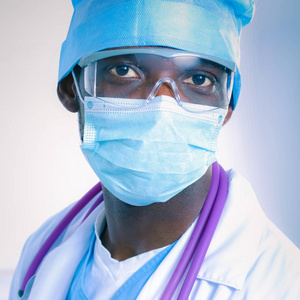 医生戴口罩及制服的画像.白色背景上孤立照片