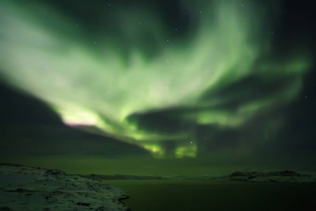 北极光。在晚上的北极光自然景观