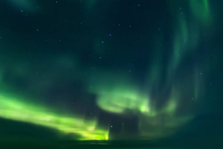 北极光。在晚上的北极光自然景观