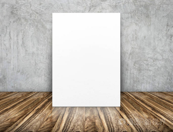 张空白的纸海报倚在混凝土墙木地板
