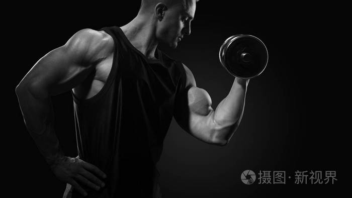黑白照片的权力在培训抽健壮的男人