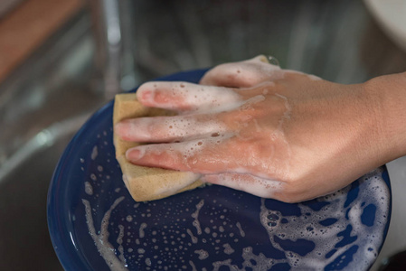 关闭洗手陶瓷碟在水槽。
