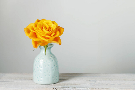 单一陶瓷的花瓶中的玫瑰