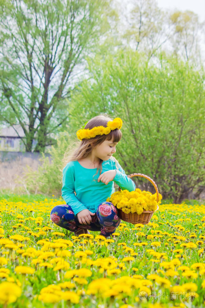 女孩孩子花在春天戏剧选择性的焦点