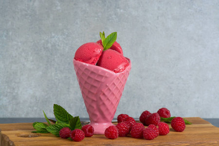 在 raspberr 粉红色六七锥的覆盆子冰淇淋冰糕