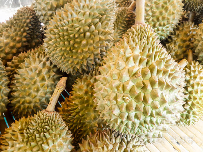 在一堆榴莲