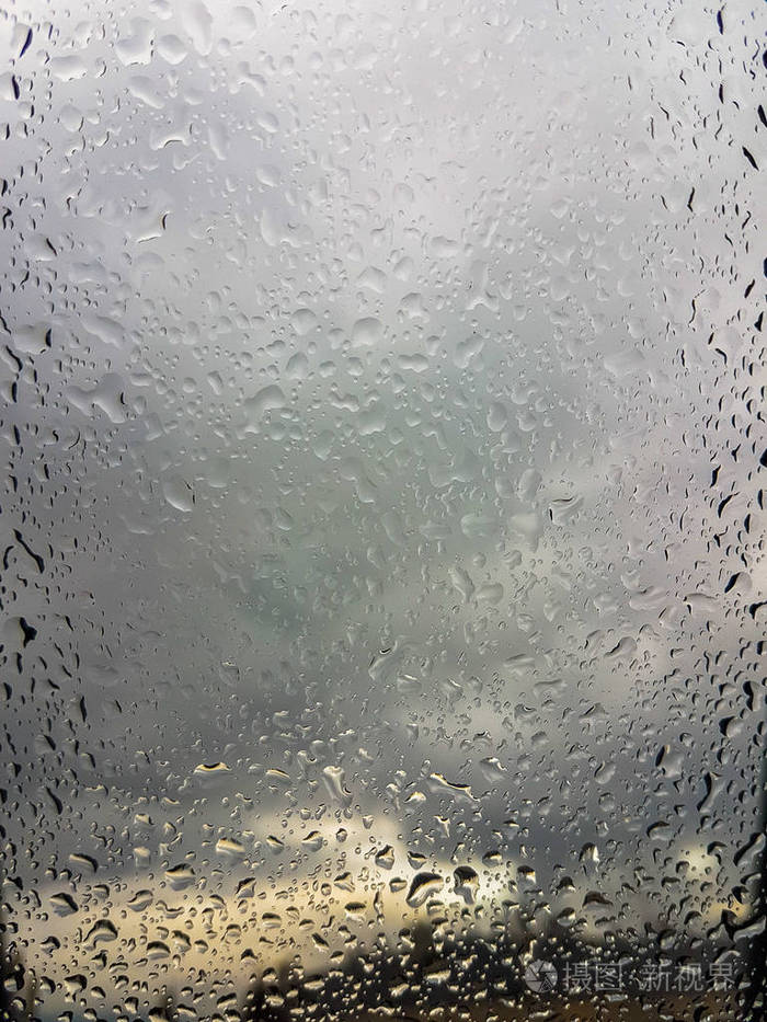 在玻璃上的雨珠的背景