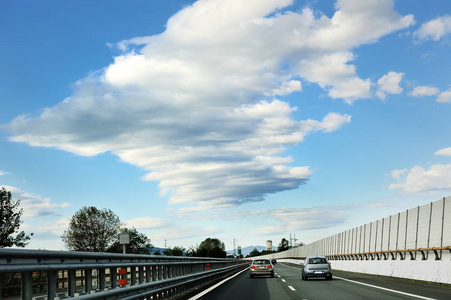 公路路 车 护栏 天空和云