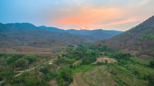 山脊上的主要道路是高和陡峭