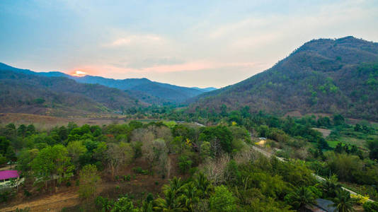 山脊上的主要道路是高和陡峭