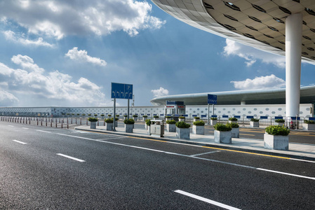 空的柏油马路从机场对多云的天空