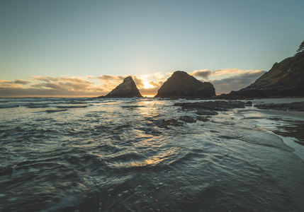 岩石的太平洋海岸线，日落时